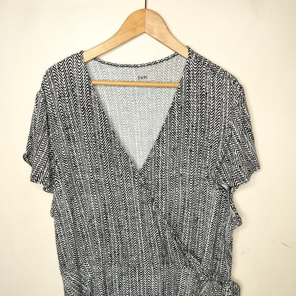 EVRI Faux Wrap Top Black White Chevron Stretch Knit - Picture 2 of 6